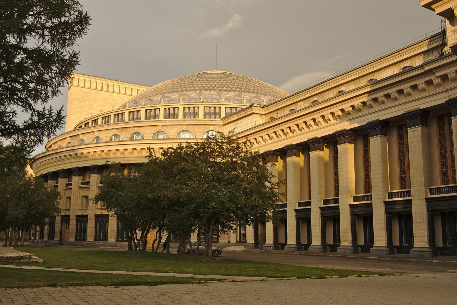 Купол и колоннада Новосибирского театра оперы и балета